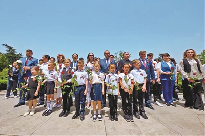 參加中俄白青少年文化交流活動的人們，來到南京抗日航空烈士紀念館悼念英烈。南京抗日航空烈士紀念館提供