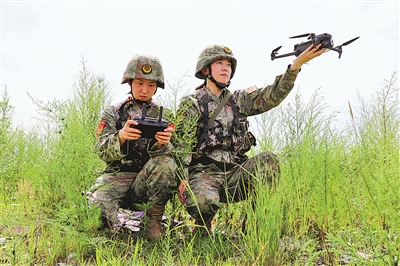 8月4日，“八女英雄女子民兵排”組織戰場環境偵察訓練。鄧 昊攝