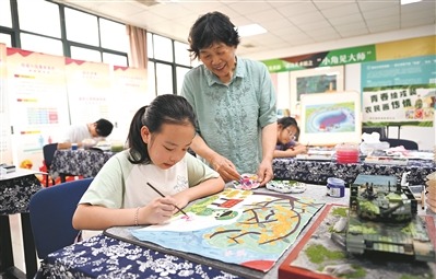 姚莊農民畫傳承人莊菊華指導學生繪制農民畫。蘭  珊攝