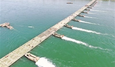 第83集團軍某旅在陌生地域展開渡河保障演練。楊小偉攝