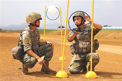 該旅官兵探討無人化裝備應用新戰法。楊小偉攝