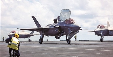 英國海軍F-35B戰斗機從“威爾士親王”號航母上起飛。