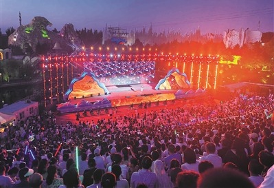 長影世紀城廣場播放征兵宣傳片。盧金龍攝