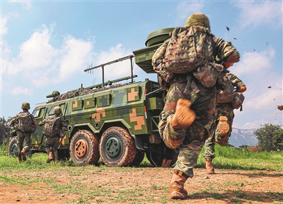 前不久，該連組織戰備拉動。圖為官兵奔赴戰位。陳天錦 攝