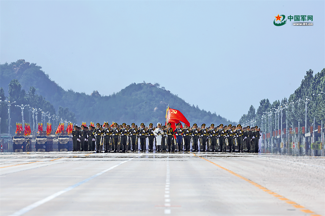 受閱方隊雄姿英發，以昂揚的精神狀態準備接受黨和人民的檢閱。 琚振華 攝