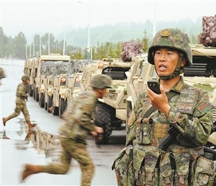 張燦燦指揮官兵快速登車。張永進 攝