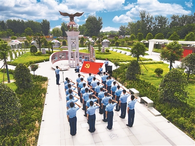 該旅舉行新黨員入黨宣誓儀式。完備 攝