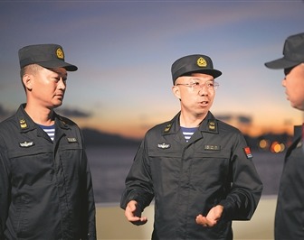 馬少利（左二）與戰友交流。林慶港 攝