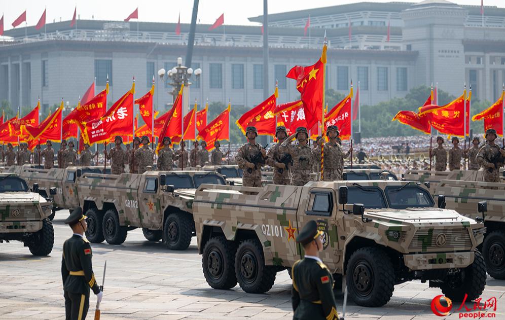 由80面抗戰英模部隊榮譽旗幟組成的戰旗方隊接受檢閱