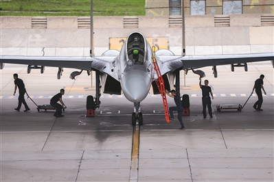 機務人員檢查維護戰機。