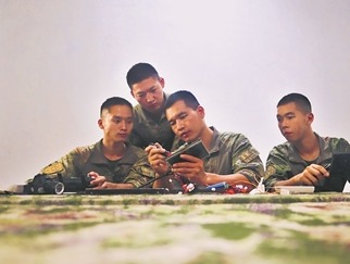 該營戰士正在研究裝備部件內部電路。 李 偉攝