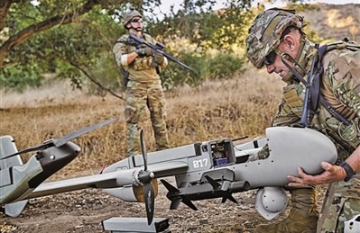  美陸軍人員操作P550自主戰術無人機系統。