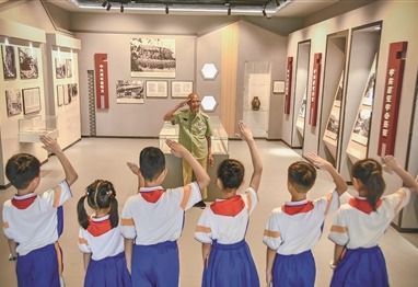 岳石小學學生向抗戰老兵吳紹卿行少先隊隊禮。賈祥龍攝