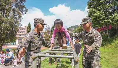 佳克學校學生在武警官兵的保護下，開展軍事項目體驗。李梓良攝