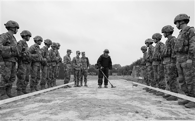 “排雷英雄戰士”杜富國（左八）與正進行訓練的陸軍某掃雷排爆大隊官兵在一起。駱華英攝