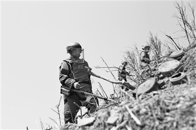 陸軍某掃雷排爆大隊官兵正在雷場搜排地雷和爆炸物。黃 巧攝