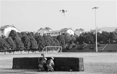 陸軍某掃雷排爆大隊組織訓練，戰士操作無人機遠程放置起爆裝置。趙文環攝