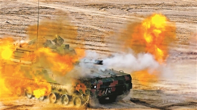 第82集團軍某旅正在進行火炮射擊訓練。郭偉峰攝