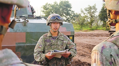 第82集團軍某旅一級上士、基準炮長易洋（中）講授射擊口令。才晉揚攝