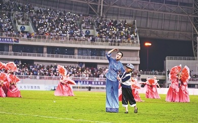 9月7日晚，江西省吉安市全民健身體育中心，吉安隊主場對陣撫州隊。圖為賽前演出時，演員們對《閃閃的紅星》進行情景式演繹。黃遠坤 攝