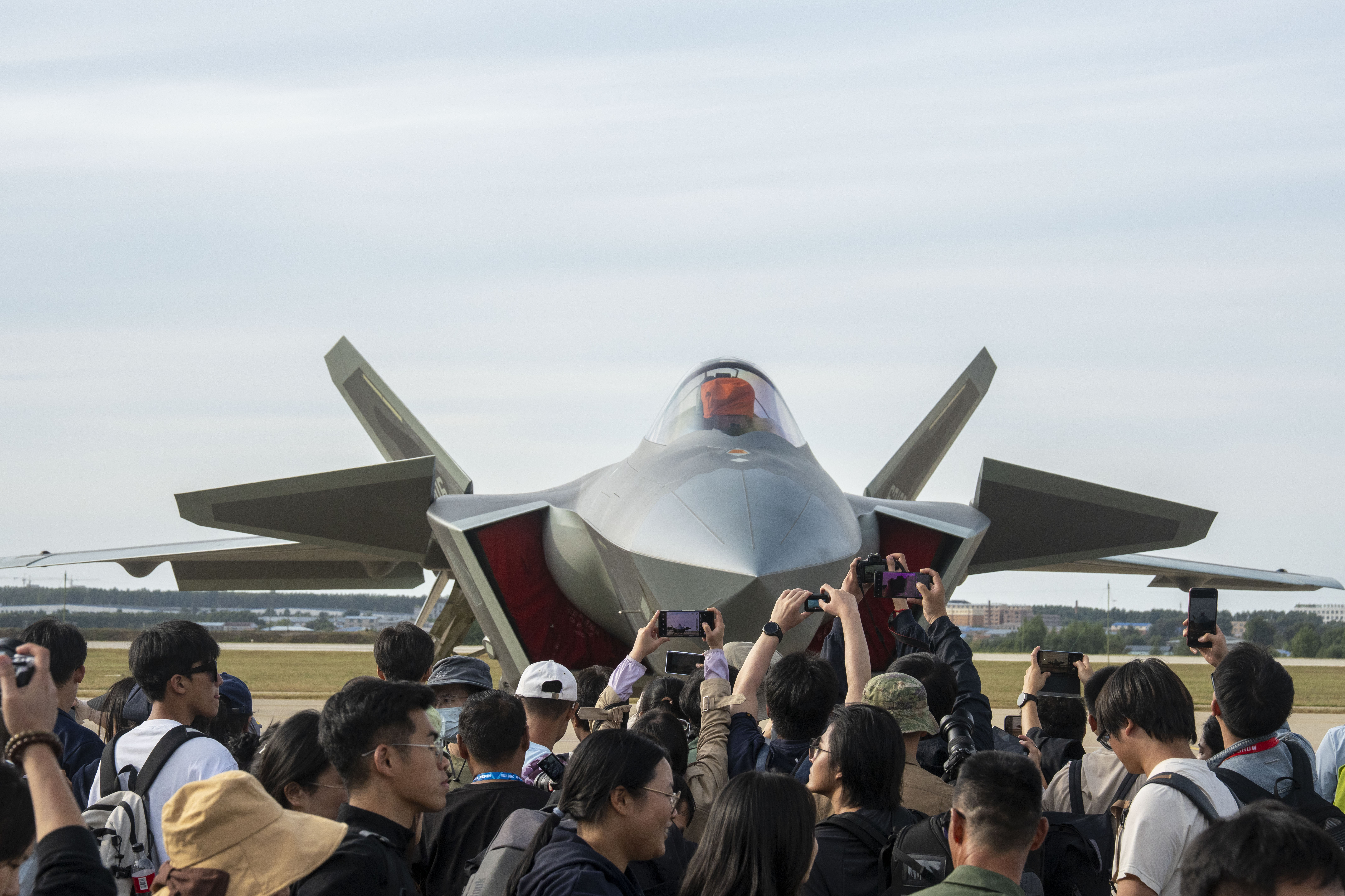 9月19日，在2025“空軍航空開放活動·長春航空展”開幕式上，觀眾紛紛在殲20面前拍攝打卡，人民網記者 唐宋攝。