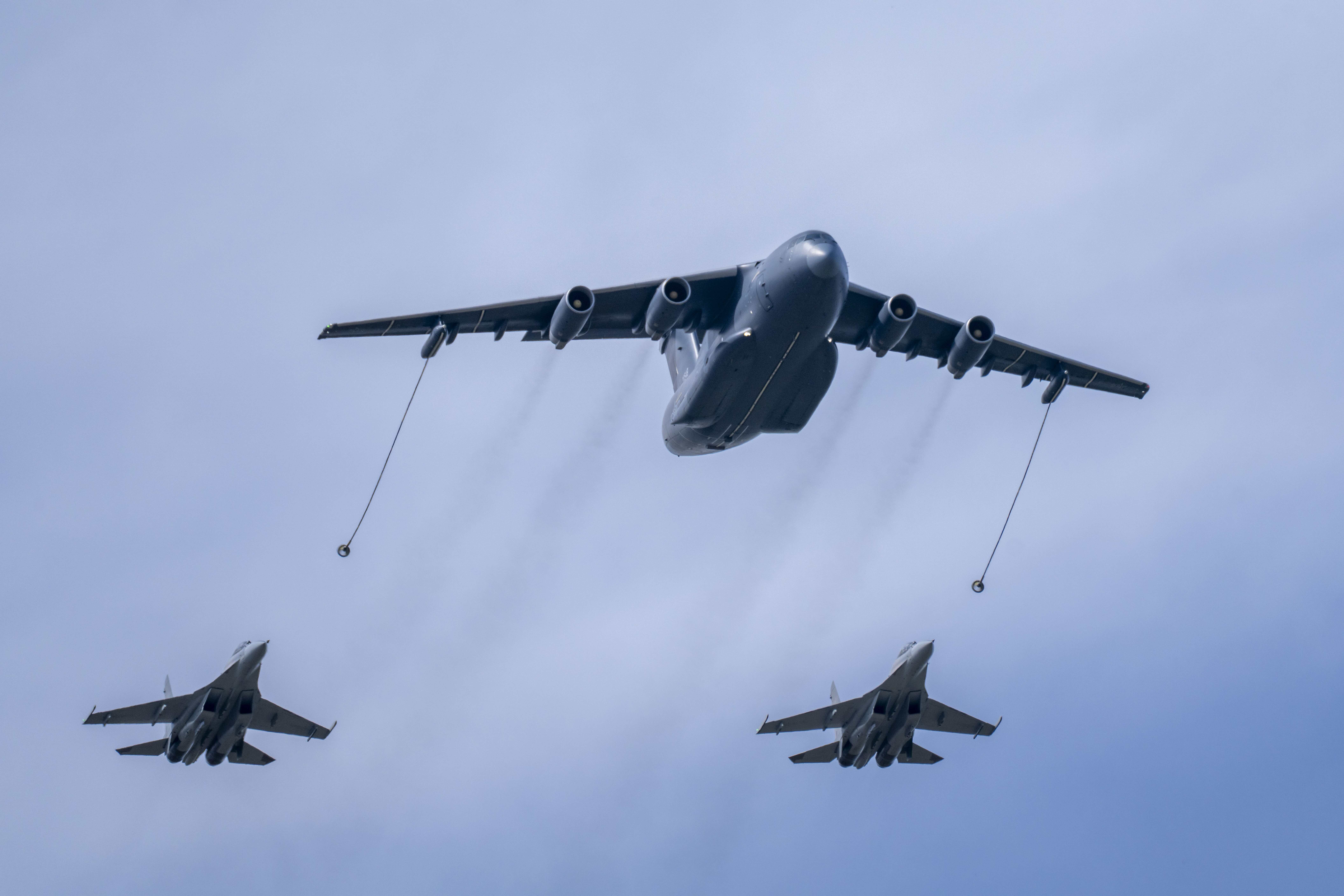 9月19日，在2025“空軍航空開放活動·長春航空展”開幕式上，運油-20A單機和殲-16雙機加油編隊通場，人民網記者 唐宋攝。