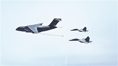 戰機正在進行空中加油訓練。作者提供