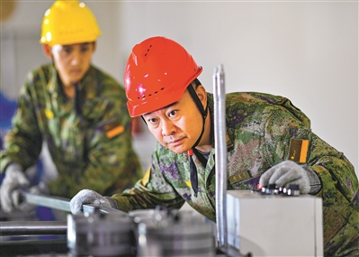 崔道虎正在調試革新設備。劉明松攝