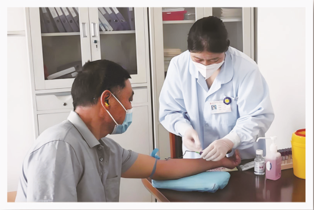 醫務人員采集陳淑彬烈士侄子的DNA。莒縣退役軍人事務局提供