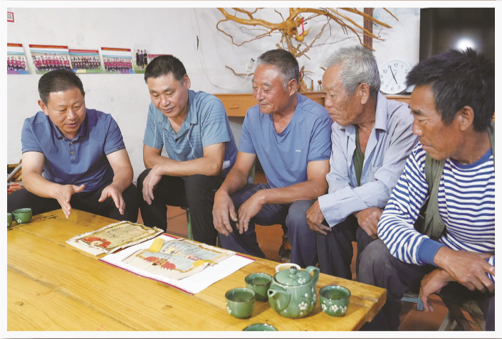 莒縣退役軍人事務局工作人員到陳淑彬烈士的親屬家中走訪。