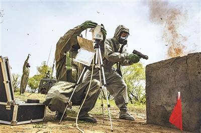 連日來，武警浙江總隊機動支隊開展防化訓練。圖為官兵對“染毒”地帶進行偵檢。余海洋攝