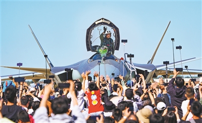 9月19日，2025年空軍航空開放活動和長春航空展開幕。圖為殲-20飛行員在完成表演后向觀眾揮手致意。胡爾根攝