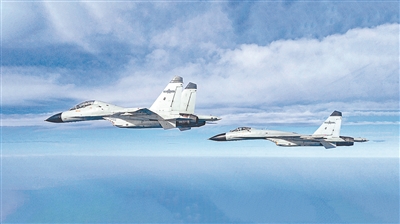 ?？罩g，戰機翱翔。