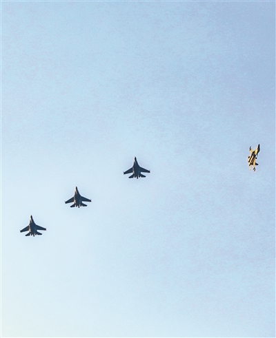 戰機（右一）脫離編隊，準備實施單機突防。