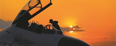 機務人員檢查戰機，做好夜間出動準備。