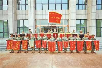 裝步4連官兵展示連隊獲得的榮譽。張明哲攝