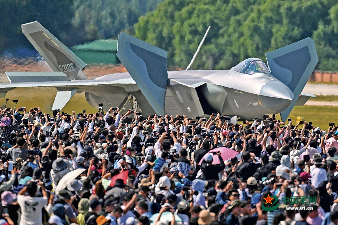 2025年空軍航空開放活動和長春航空展上，殲-20飛機飛行表演歸來，觀眾紛紛拍照留影。余紅春攝