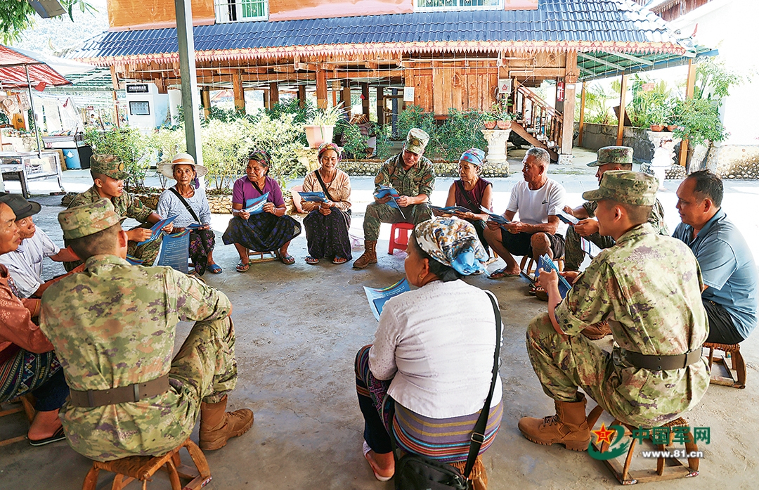 南部戰區陸軍某旅官兵走進邊境村寨，向當地群眾宣講國防政策法規。朱  俊攝