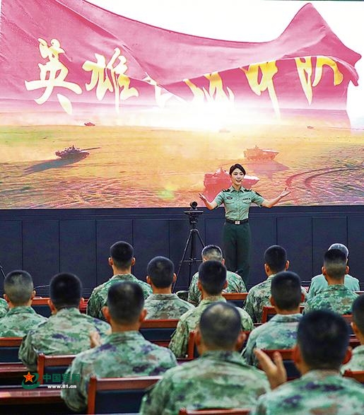 陸軍抗戰故事巡回宣講團成員為基層部隊官兵講述“英雄長城中隊”抗戰事跡。本報特約通訊員  張  毛攝