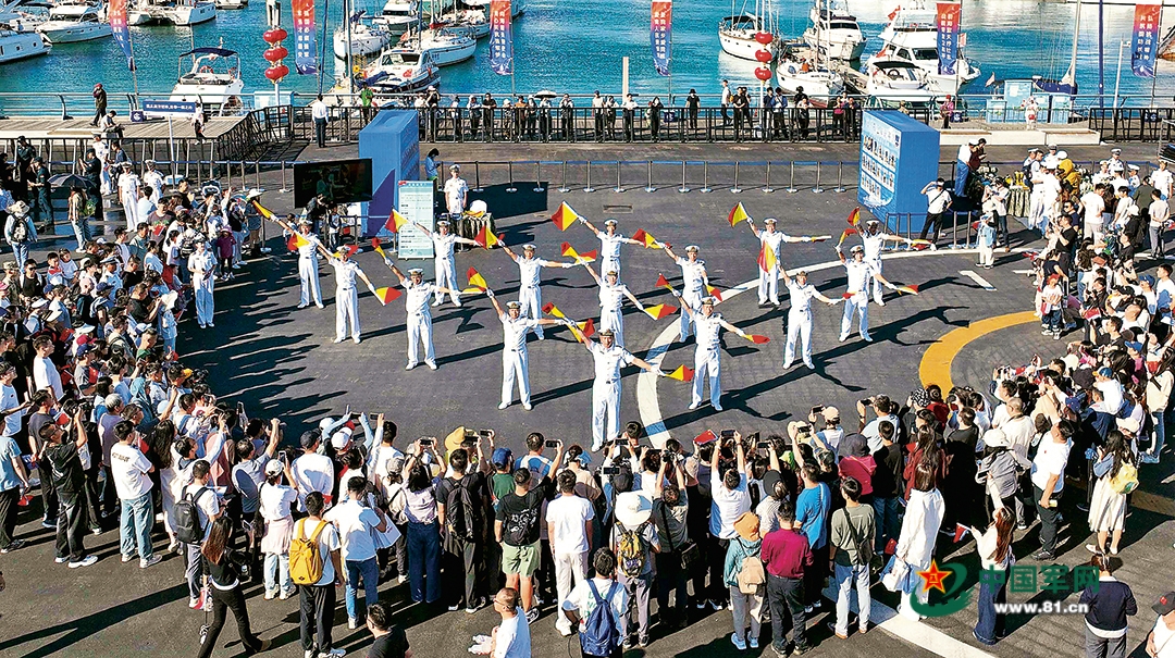 北部戰區海軍艦艇開放活動在青島奧帆中心碼頭舉行。圖為官兵進行旗語展示。劉再耀攝