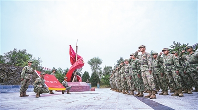 第82集團軍某旅一營組織官兵面向戰旗宣誓。李天文攝