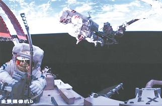 神舟二十號乘組航天員陳冬（左）與陳中瑞在空間站組合體艙外工作（資料照片）。新華社發