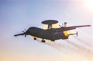 海軍航空兵某部戰機出動。羅陳建攝