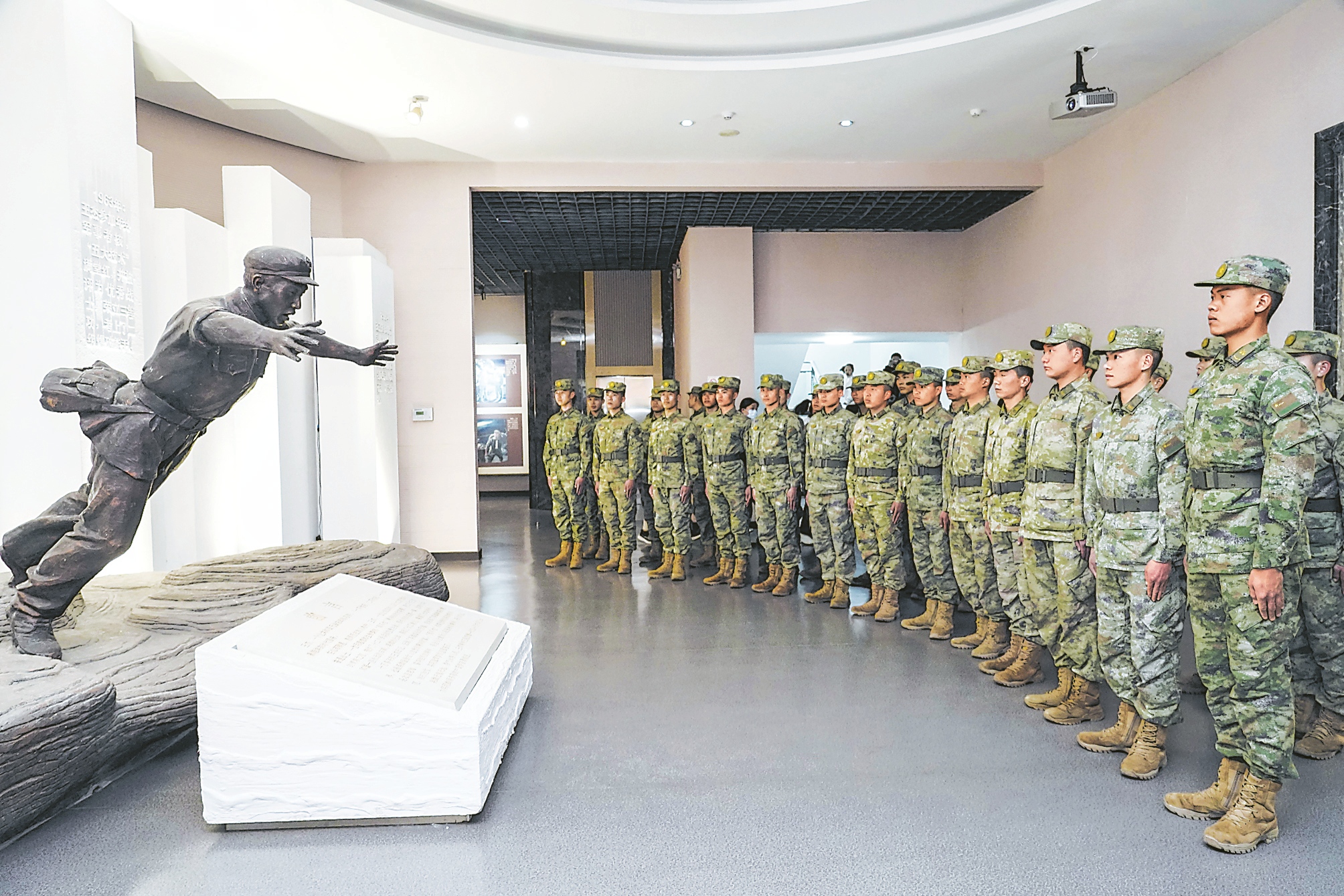 王杰生前所在部隊組織官兵參觀王杰事跡陳列館。萬智奇攝