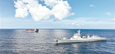 中國海軍第47批護航編隊包頭艦為商船護航。任  科攝