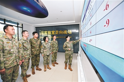 陸軍步兵學院教員梁葉子（右一）在進行課堂設計的思路匯報。陸康威攝