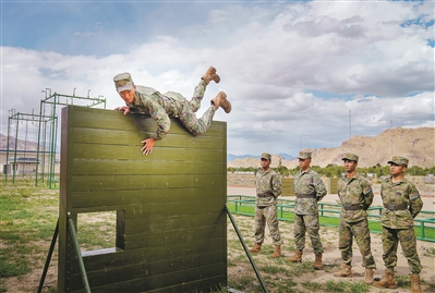 空軍某旅開展組合400米障礙訓練。劉 波攝