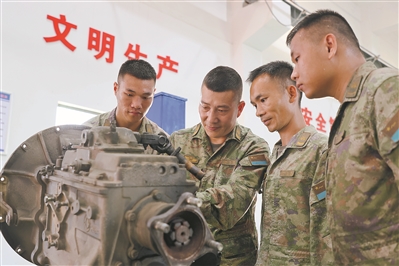 修理兵、二級軍士長顧迎超（左二）進行實操示范教學。胡瀟瀠攝