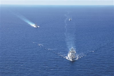 海軍艦艇編隊正在開展訓練。賈曉鵬攝