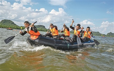 武警某支隊警士進行泅渡訓練。作者提供